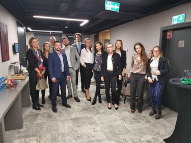 dwunastu statystów na warsztatach samochodowych