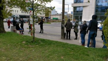 dziewięciu statystów na planie zdjęciowym