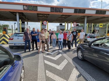 statyści z samochodami na planie zdjęciowym reklamy