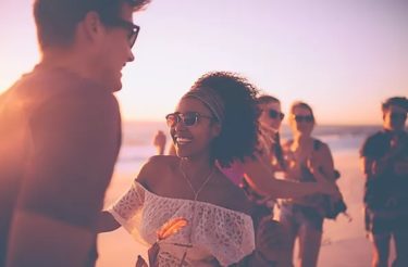 Agencja statystów Poznań — Infernal Agencja statystów, epizodystów i aktorów Poznań Infernal istnieje na rynku polskim od 2011 roku. Organizowani i wynajmowani są przez nas statyści w różnym wieku na zlecenia w Poznaniu takie jak: projekty filmowe, sesje zdjęciowe, imprezy artystyczne, konferencje, teledyski, programy telewizyjne. Największą naszą zaletą jest ogromne doświadczenie zarówno w rekrutacji jaki i organizacji obsady statystów i aktorów do wszelkiego rodzaju przedsięwzięć. Posiadamy do dyspozycji starannie wyselekcjonowane a przede wszystkim naturalne osoby z całej Polski, których to także wysyłamy na castingi do projektów reklamowych. Agencja posiada również wykonane specjalne portfolio wszystkich statystów z lokalizacji Poznań z krótkim opisem, wymiarami i przebytym doświadczeniem. Bez problemu przedstawimy w pełnej okazałości wiele ciekawych twarzy pod określony film. Dodatkowo zrealizujemy stacjonarne castingi w studio do polskich reklam. Dzięki temu dajemy możliwość zobaczenia danego statysty i przy tym dokonania ostatecznego wyboru. Agencja statystów PoznańZawsze dostępni statyści do Twoich usług Nie ma dla naszej działalności zadań nie do zrealizowania, ponieważ jesteśmy tak elastyczni, a zarazem szybcy w działaniach, że nawet tego samego dnia zorganizujemy wielu intersujących statystów i epizodystów na nagranie lub event. Agencja świetnie się sprawdza w pilnych zleceniach planowanych oczywiście w mieście Poznań z udziałem statystów. Jest to z pewnością nasza największa specjalność. Dysponujemy ogromną bazą naturalnych i zdyscyplinowanych statystów o ciekawej osobowości. Całą obsadę osób na nagraniu zaopatrujemy pomocniczo w opiekuna, którego bezpłatnie zapewniamy i jest do predyspozycji produkcji bądź reżysera. Zagwarantujemy także transport wybranym statystom, ubezpieczymy i ubierzemy w zalecane stroje. Mamy w historii zrobionych sporo kreatywnych realizacji sporządzanych w większości jednak na terenie miasta Poznań. Stawiamy bowiem by profesjonalnie wykonać zadanie i zadowolić klienta z obsługi. Ankieta zgłoszeniowa do agencji Agencja zaprasza życzliwie statystów zamieszkałych Poznań do wysłania zgłoszenia. Jeśli chcesz do nas dołączyć i marzysz o karierze w filmie, serialu, reklamie ewentualnie, chciałbyś sobie po prostu dorobić do swojego budżetu — wypełnij skrupulatnie zgodnie z prawdą formularz rekrutacyjny. Aplikacje natomiast znajdziecie — strona internetowa zakładka casting. Wystarczy tylko dokładnie wypełnić wymagane pola i załączyć swoje aktualne zdjęcia. W razie pytań co do castingu prosimy o kontakt tel. Zapraszamy serdecznie do współpracy!