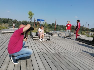 trzech modeli i jedna modelka w sesji zdjęciowej